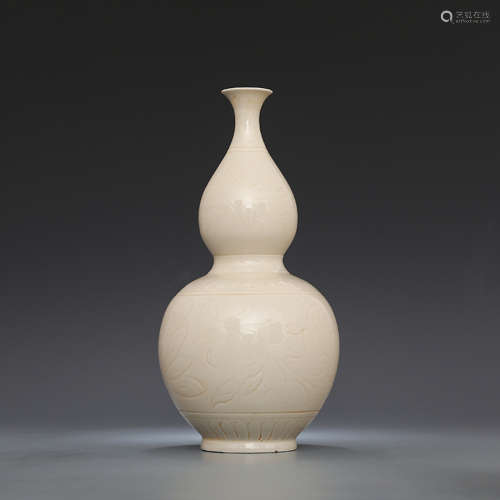 A Chinese Floral Carved Dingzhou Kiln Porcelain Gourd-shaped Vase