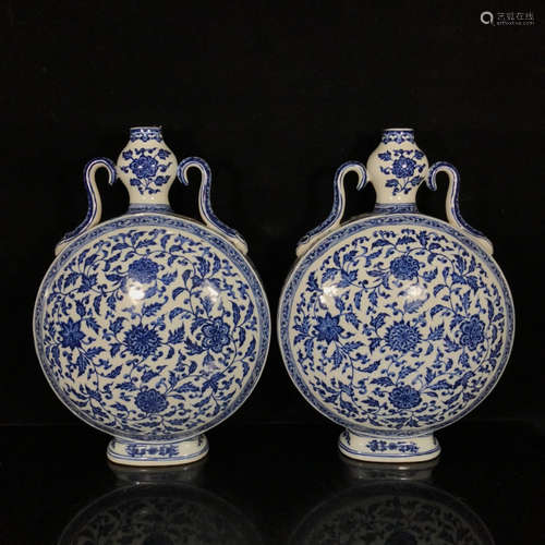 A Chinese Blue and White Floral Porcelain Oblate Vase