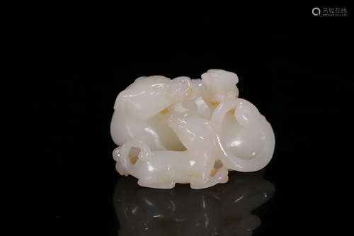 A CHINESE CARVED HETIAN JADE ORNAMENT