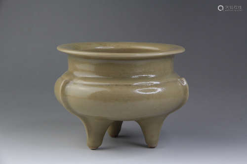 A CHINESE LONGQUAN KILN PORCELAIN THREE-LEGGED INCENSE BURNER