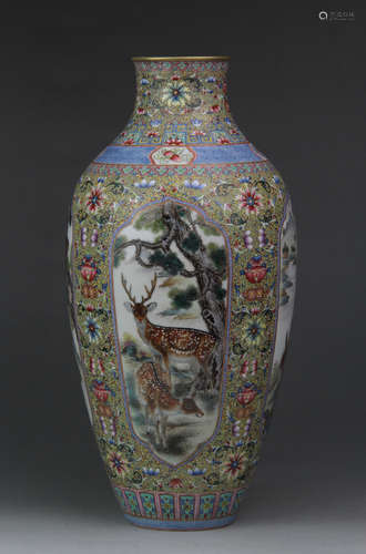 A CHINESE FAMILLE ROSE PORCELAIN VASE