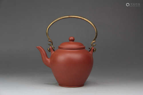 A CHINESE CINNABAR GILD LOOP-HANDLE PURPLE SAND TEAPOT