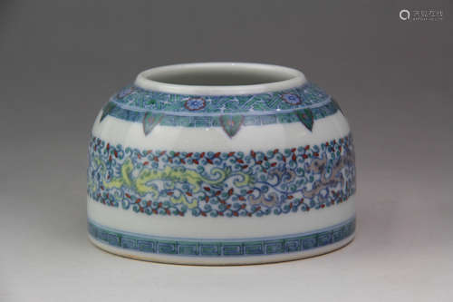 A CHINESE DOUCAI FLORAL TWINE PATTERN PORCELAIN WATER POT