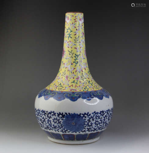 A CHINESE BLUE AND WHITE FAMILLE ROSE PORCELAIN VASE