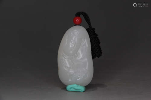 A CHINESE CARVED HETIAN JADE GUANYIN PENDANT