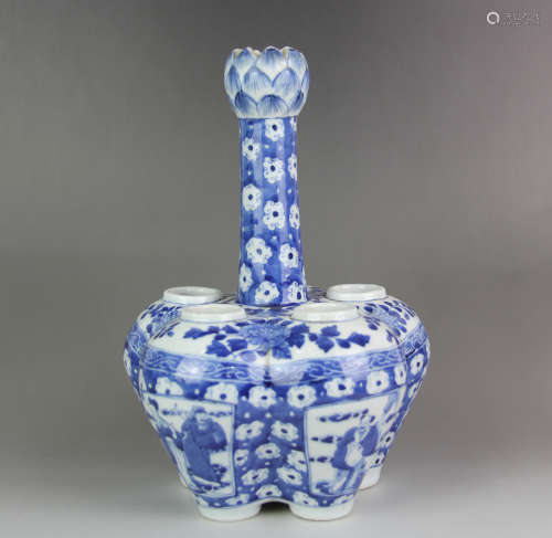 A CHINESE BLUE AND WHITE PORCELAIN 5 HOLES VASE