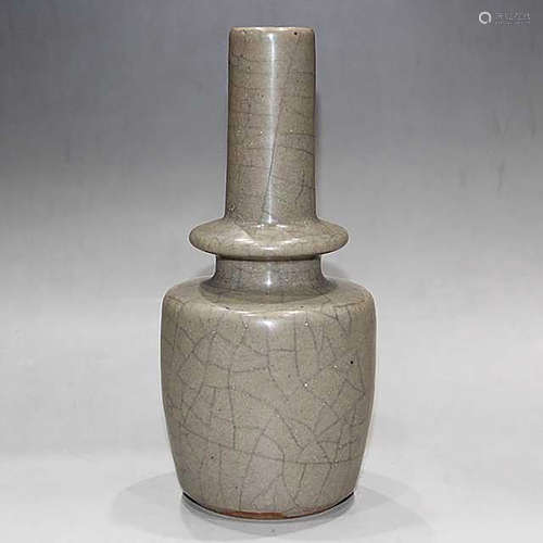 A CHINESE GE KILN PORCELAIN VASE