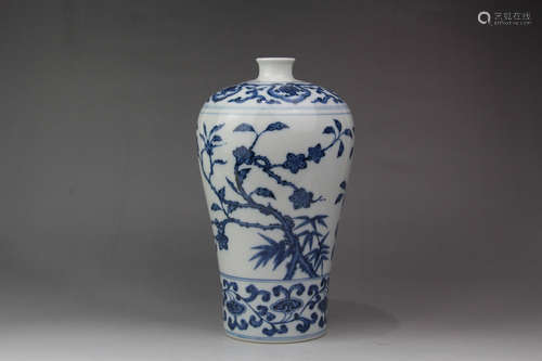 A CHINESE BLUE AND WHITE FLORAL PORCELAIN VASE