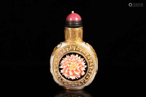 A GILT-DECORATED WHITE GLASS SNUFF BOTTLE