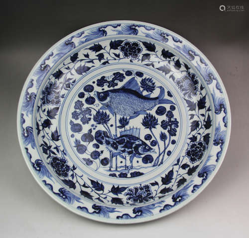 A CHINESE BLUE AND WHITE FLORAL PORCELAIN PLATE