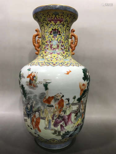 A CHINESE FAMILLE ROSE PORCELAIN VASE WITH DOUBLE EARS