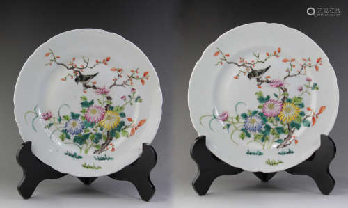 A PAIR OF CHINESE FAMILLE ROSE FLOWER&BIRD PATTERN PORCELAIN PLATES
