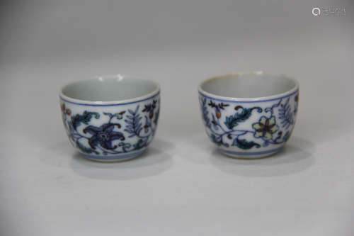 A PAIR OF CHINESE BLUE AND WHITE DOUCAI TWINE PATTERN PORCELAIN CUPS