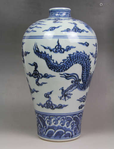 A CHINESE DRAGON PATTERN BLUE AND WHITE PORCELAIN VASE