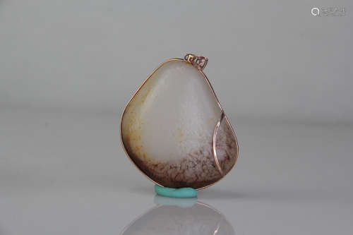 A CHINESE GOLD COATING HETIAN JADE PENDANT