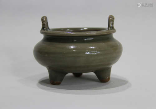 A CHINESE LONGQUAN KILN PORCELAIN THREE-LEGGED INCENSE BURNER