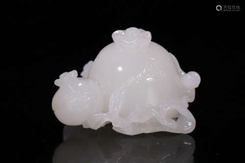 A CHINESE HETIAN JADE ORNAMENT