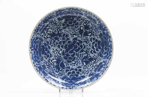 A large deep plateChinese porcelainFloral blue underglaze decorationKangxi reign (1661-