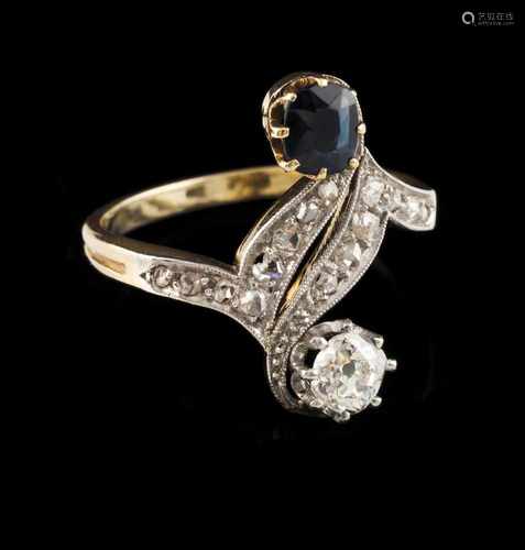 An Art Nouveau ringGold and platinumSet with one antique brilliant cut diamond (ca.0.40ct),