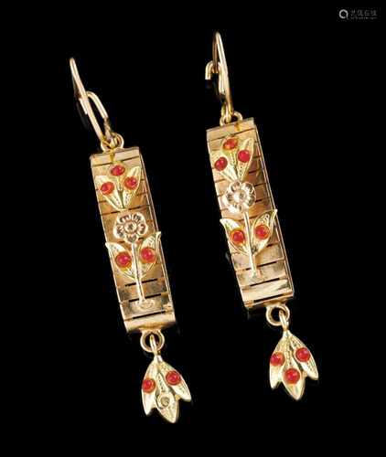 A pair of drop earringsPortuguese traditional goldWith applied bouquet and flower set w