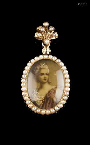 A pendantLow purity goldA ladies portrait in period costume with frame set with half pearls