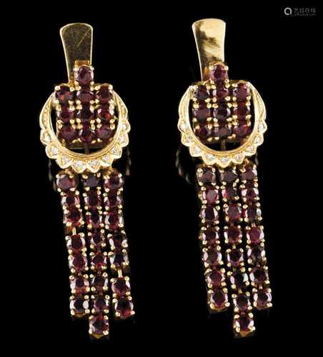 A pair of drop earringsGoldFringes set with round cut garnets and small 8/8 cut diamonds