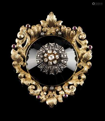 A brooch/PendantGold and silverOnyx with applied silver flower set with 7 antique cut diamo