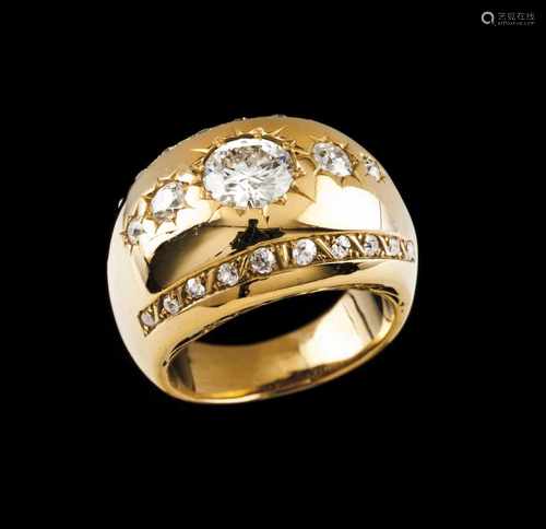 A ringGoldSet with 1 brilliant cut diamond (ca.1.90ct) possibly colour I purity P1 and 4 br