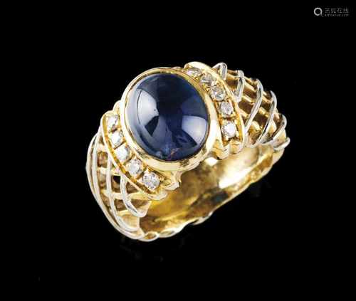 A ringBicoloured goldSet with one cabochon cut sapphire (ca.10x 8 mm) and 10 brilliant cut