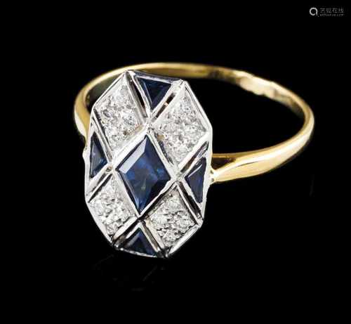 An Art Deco ringBicoloured goldSet with 1 lozenge cut sapphire, 4 triangle cut and various