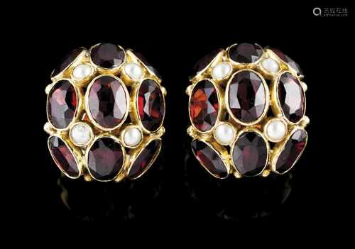 A pair of earringsGoldSet with 18 oval cut garnets and 8 micro pearlsLisbon hallmark, 7