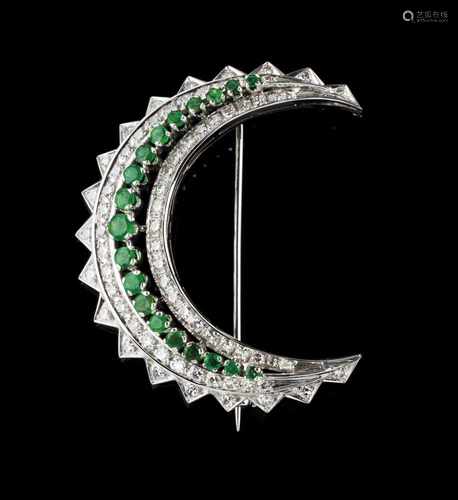 A broochGoldSet with 19 round cut emeralds (ca.1.60ct) and 72 8/8 cut diamonds (2.80ct)