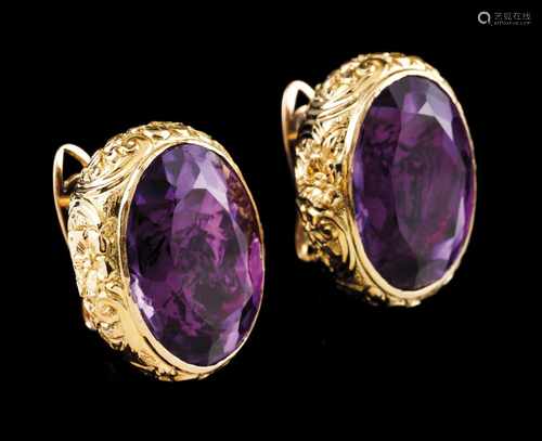 A pair of earringsPortuguese goldRaised floral decoration set with two amethysts (ca.17x13