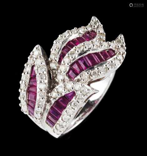 A ringGoldLeaves et with baguette cut rubies and small brilliant cut diamondsOporto hal