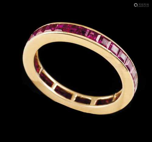 A ring bandGoldSet with calibrated rubiesLisbon hallmark, Swallow 750/1000 (post 1985)