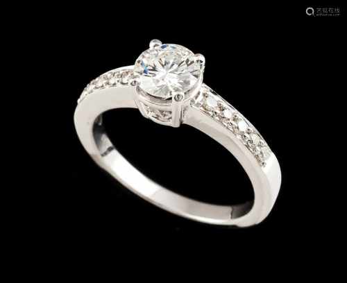 A ringGoldSet with one brilliant cut diamond (ca.0.85ct) colour I, purity SI and 10 brillia