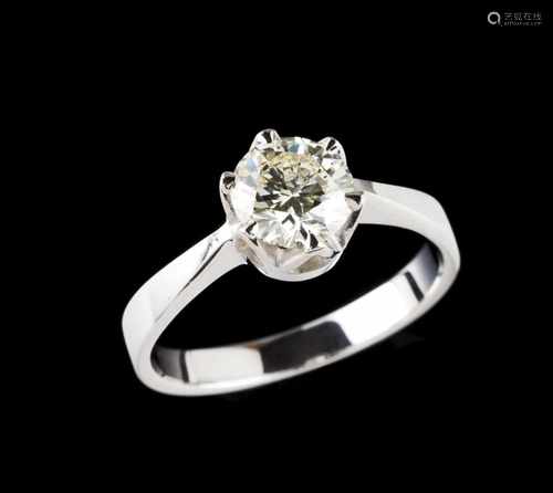 A solitary ringGoldSet with one brilliant cut diamond (ca.1.00ct) possibly colour K/L and p