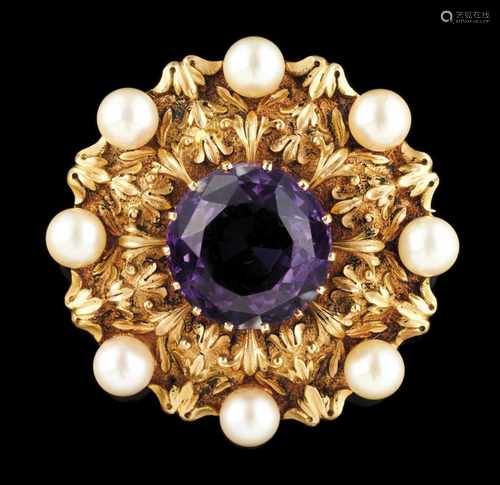 A broochGoldBaroque style raised rose set with one amethyst (ca.19 mm) and 8 cultured pearl