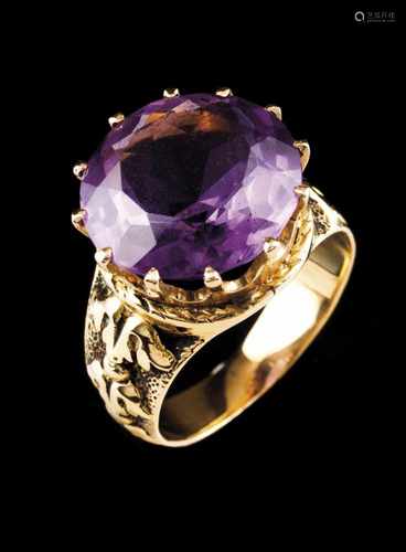 A ringGoldRaised decoration ring set with amethyst (ca.14mm)Lisbon hallmark, Tiger 800/