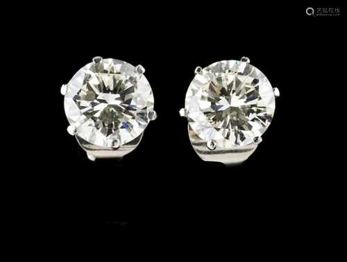 A pair of earringsGold and platinumSet with two brilliant cut diamonds one (ca.3.27ct) the