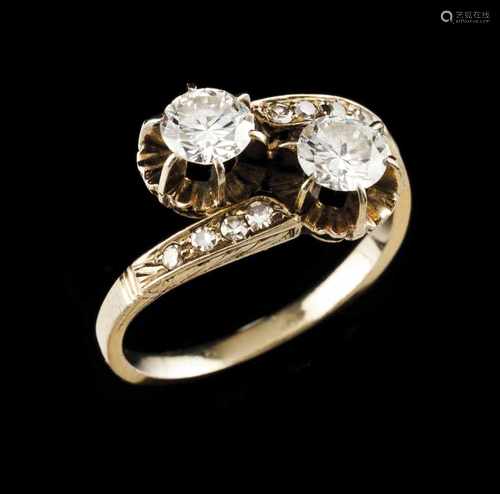 A toi-et-moi ringGoldSet with two brilliant cut diamonds totalling (ca.1.00ct) possibly col