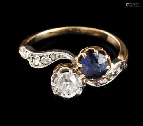 A toi-et-moi ringBicoloured goldSet with one antique brilliant cut diamond (ca.0.60ct) colo