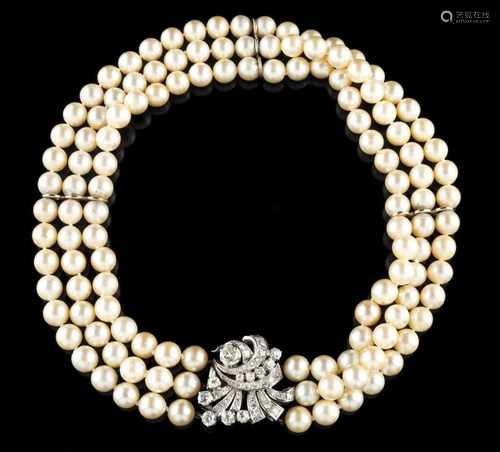 A necklacePearls and goldTriple strand of cultured pearls (ca.8 mm) with stylised branc