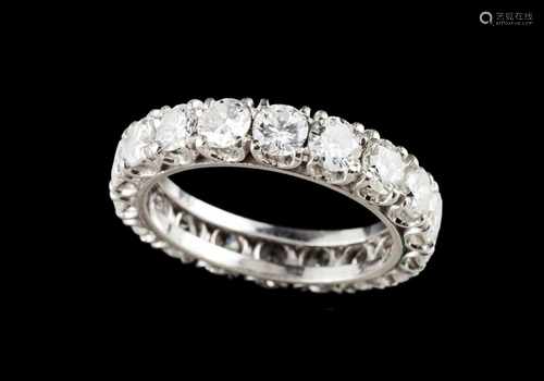 A ring bandPlatiniumSet with 18 brilliant cut diamonds totalling (ca.2.70ct)Europe, cir