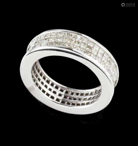 A ring bandGoldSet with princess cut diamonds totalling (3.00ct)Oporto hallmark 750/000