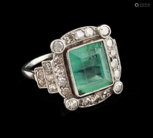 A ringPlatinumSet with one emerald cut emerald (ca.10x8mm) and 28 8/8 cut diamonds totallin