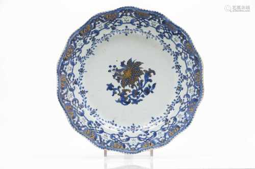 A scalloped plateChinese export porcelainFoliage motifs blue and gilt decorationFlower