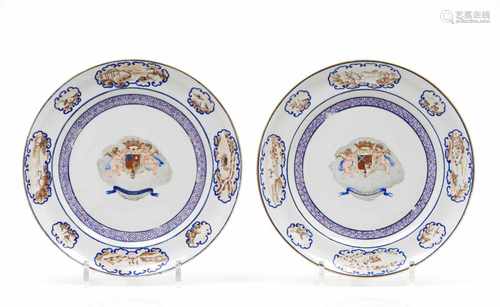 A pair of platesChinese export porcelainPolychrome and gilt decoration with armorial for An