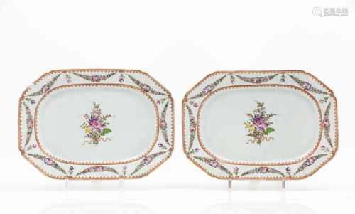 A pair of octagonal serving dishesChinese export porcelain, famille Rose decoration with flower