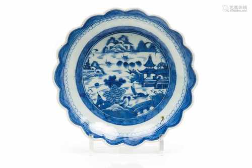 A scalloped bowlChinese porcelainFaceted body of broad mouthBlue underglaze decoration